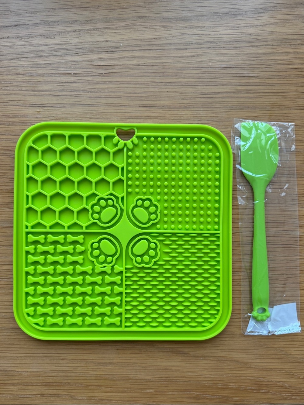 Green Silicone Pet Lick Mat with Spatula - Ideal for Treats&Calming Dog&Cat